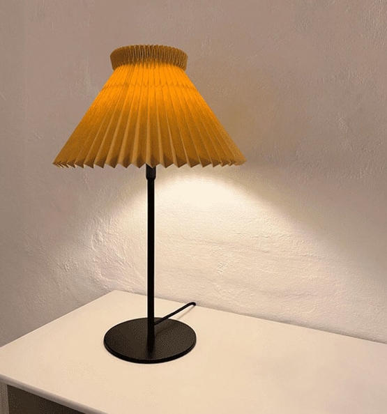334t Bordlampe Sort Papir Buttermilk